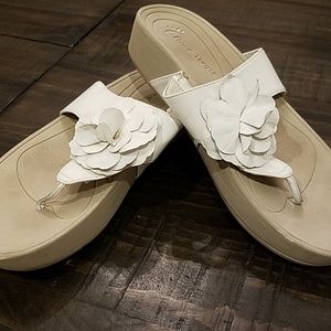 Bare Traps Gigie white flower 9M